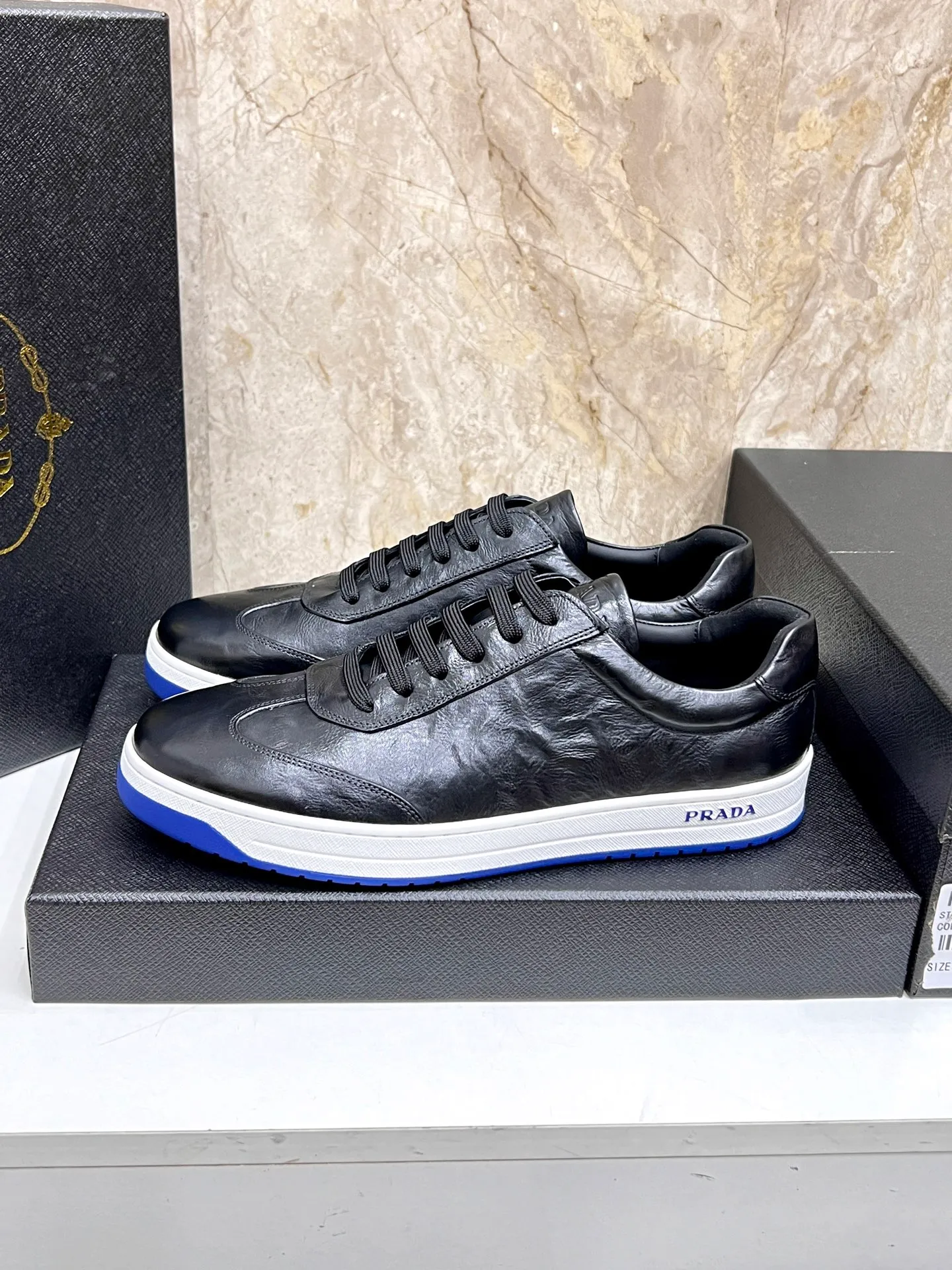 💰620 Prada classic men’s lace-up casual shoes｜Imported cowhide upper｜Layered stitching design on the upper Lightweight and breathable｜Soft and comfortable｜PRADA letters on the side｜Distinctive sporty style Showing the brand style｜Lightweight embossed rubber sole｜With cowhide foot pad lining｜Excellent foot feel Fashionable and elegant｜Size: 38-44 (customized at 45)